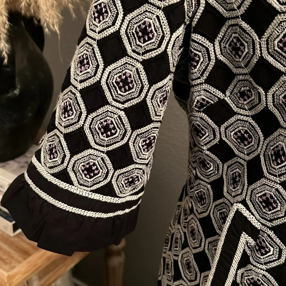 Tahari Calypso Coat Black White Geometric Embroidered Jacket Size Small - Picture 4 of 8